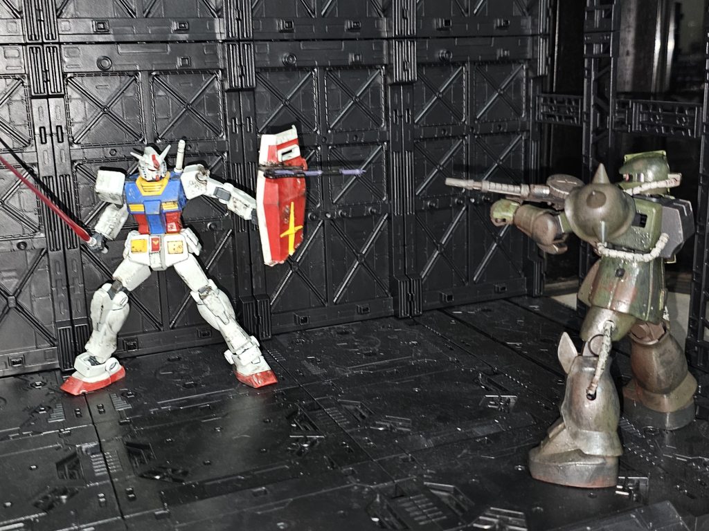 先日作ったザクさんと2ショット。緑に近い迷彩色は結構誤魔化しが効きますねw白いガンダムの荒さが際立つ結果となりました。何事もやりすぎは良くないですね(´>∀<｀)ゝ