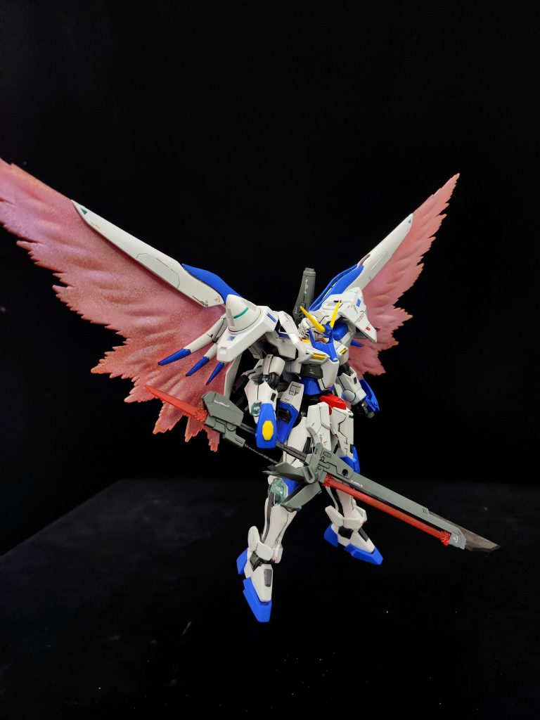 もう一つのウェポンラックには、大型ビームソードを装備。対MS戦以外にも対艦刀として単機で艦隊を撃沈するほどの威力をもつ。最大稼働時には、光の翼が発生し機動性が大幅に向上し、残像を発生し敵機を混乱させる。