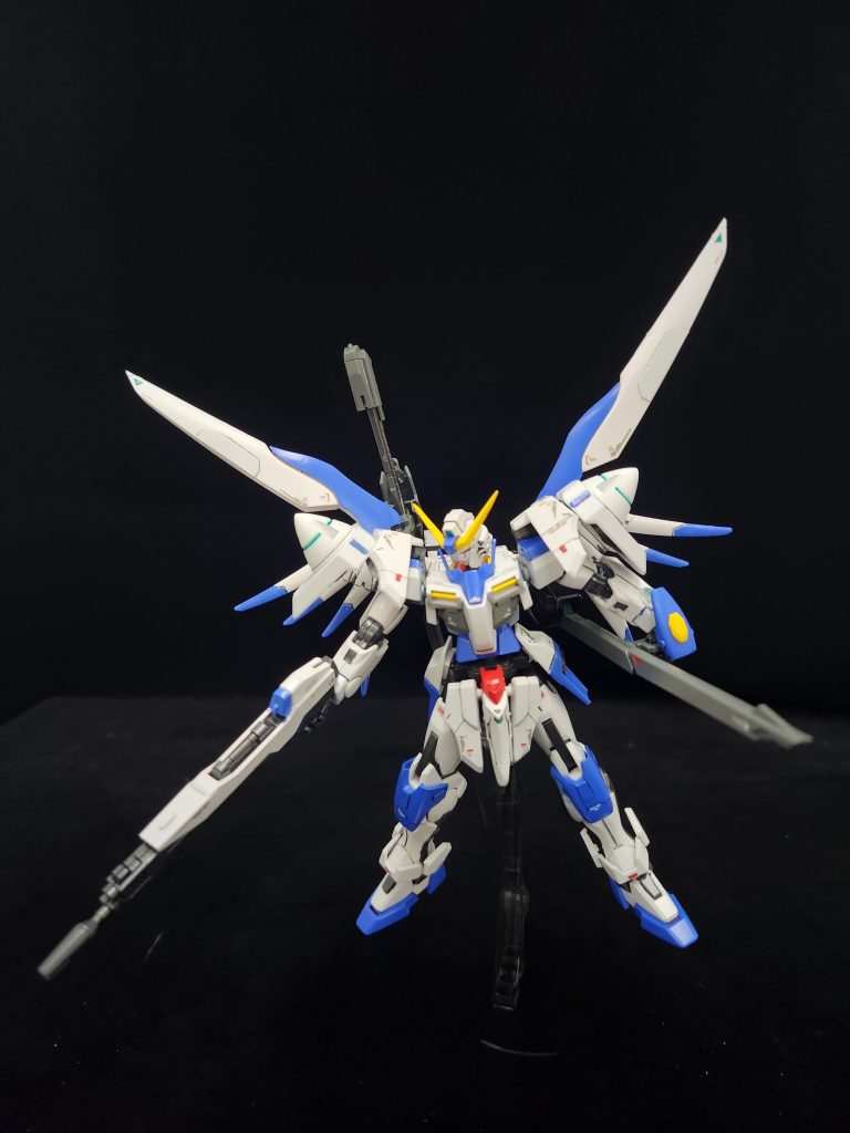 主武装のライフルは、出力調整可能で最大出力はストライクフリーダムの連結状態のライフルと同等の出力を発揮。また、ウェポンラックに装備した大型ビームランチャーは、戦艦の主砲並みの威力をもつ。左右の掌低部に小型ビーム砲も装備し近距離や0距離攻撃と幅広く応用される。