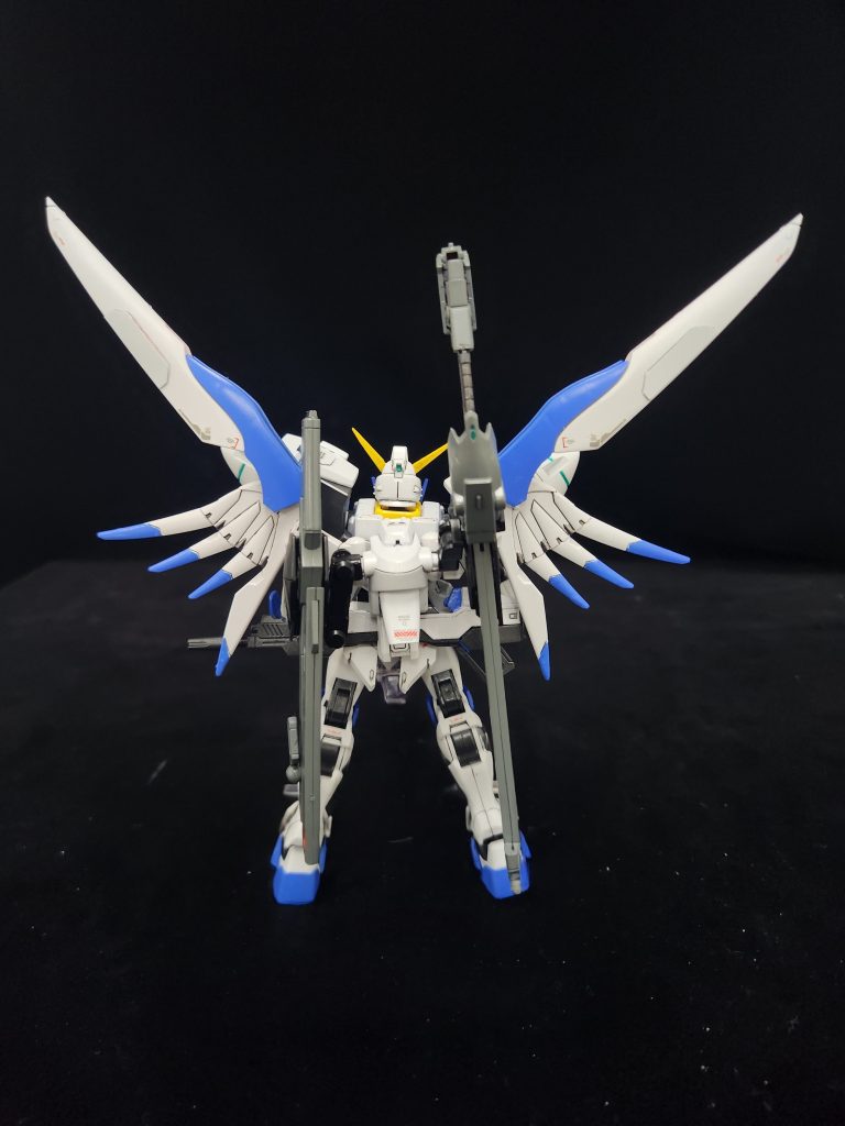 2つの太陽炉とハイパーデュートリオンエンジンを搭載したハイスペック機体。