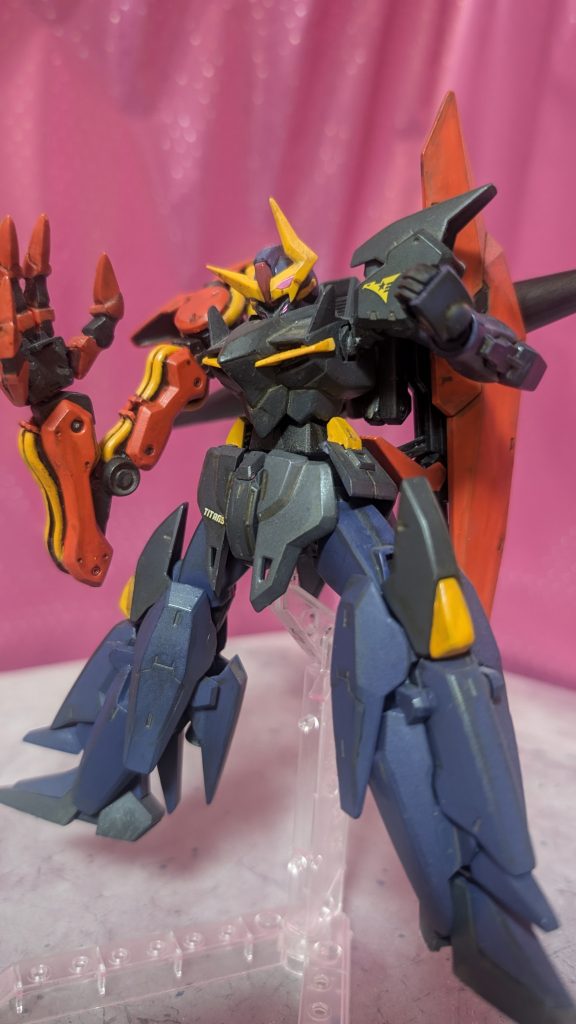 ティターンズがアナハイムが開発したガンダムMkⅢを裏取引でデッドコピーしバイオセンサーを搭載した魔改造機という設定です。なお、右手のゼルトザームアームはバイオセンサー発動時に展開するようになっており、実質的にニュータイプか強化人間でないと真価を発揮できない機体です。
