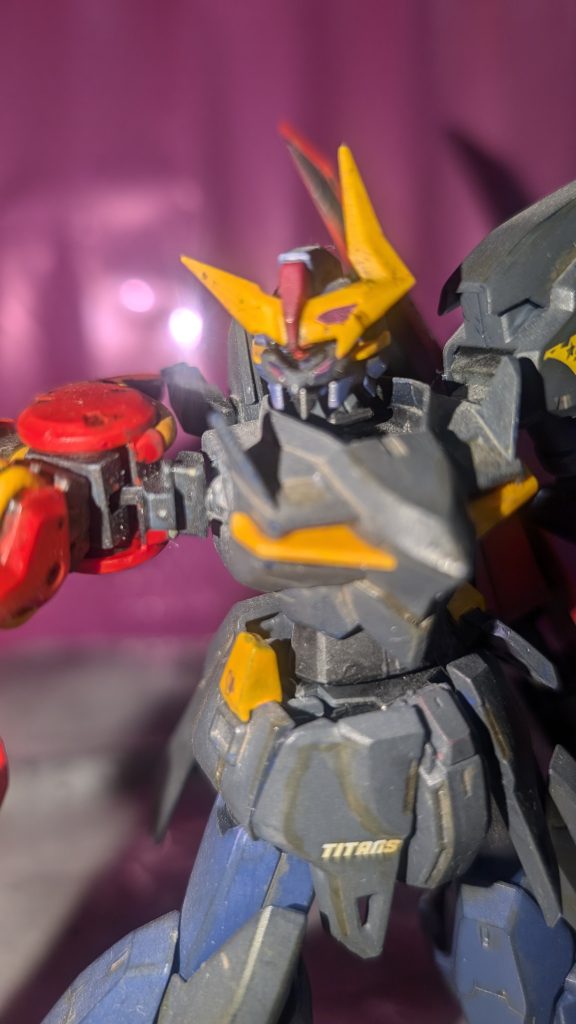 【改造点①】敢えてガンダムタイプのツインアイではなく、モノアイガンダムと同様にメインカメラはモノアイ仕様にしました。モノアイは赤い塗料をチョンと塗っただけのお手軽仕様です(笑)