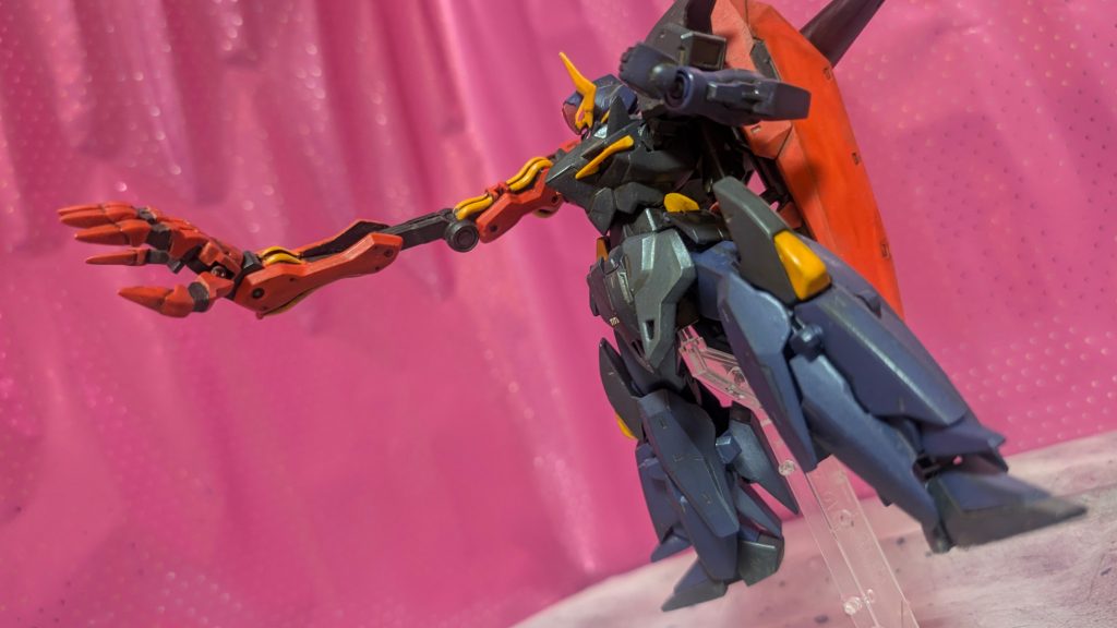 【改造点②】ゼルトザームアームの肉抜き穴をエポパテで塞ぎ、クロー部分の親指と小指(?)部分の接続部をカットして独立可動可能にしてます。