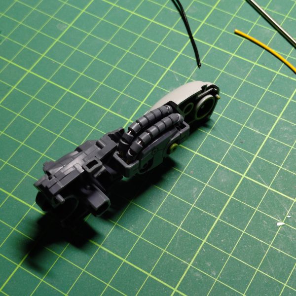 繁忙期で体力削られて制作意欲も減退してます膝前面は頭・腰と揃えてスプリング+パイプでデコります(膝当てで見えなくなりますが（2枚目）