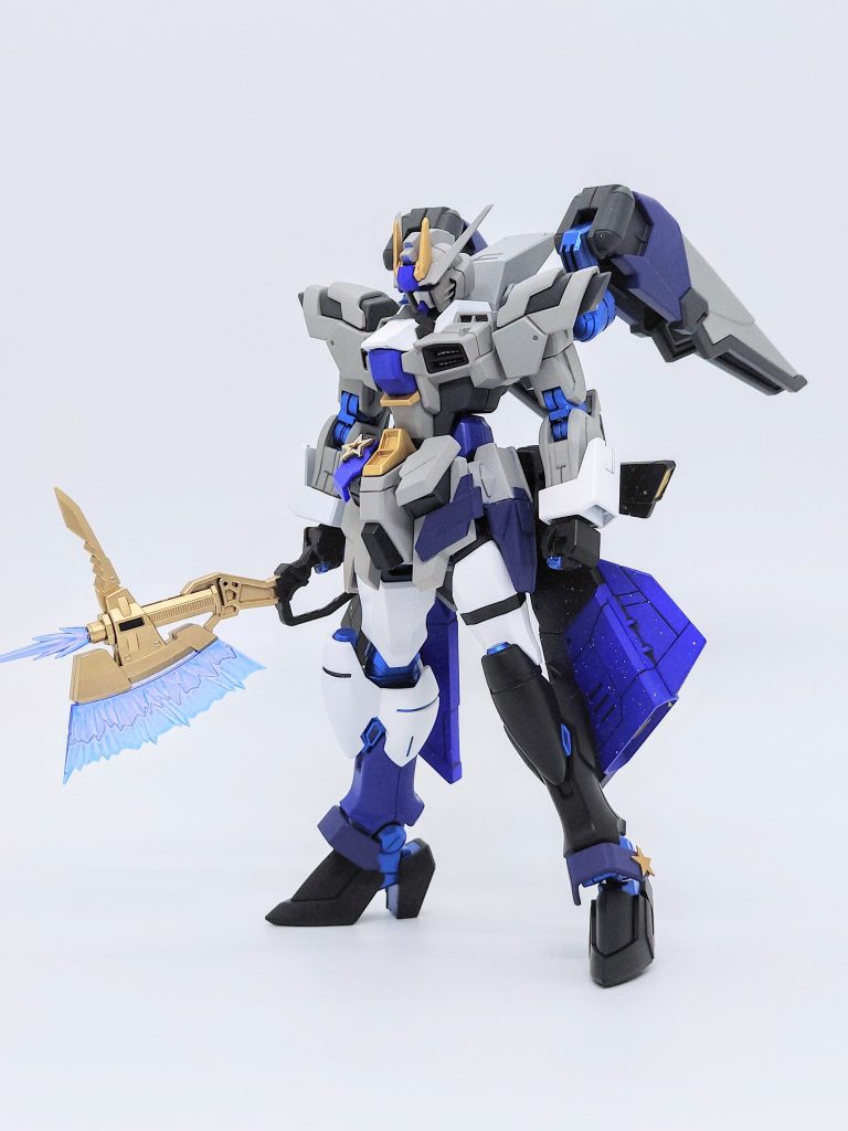 手足、バックパックを交換しています。フリーダム色が強くヒロイックな印象だった前機から、曲線を増やし女性的な細身のシルエットに変更しました。