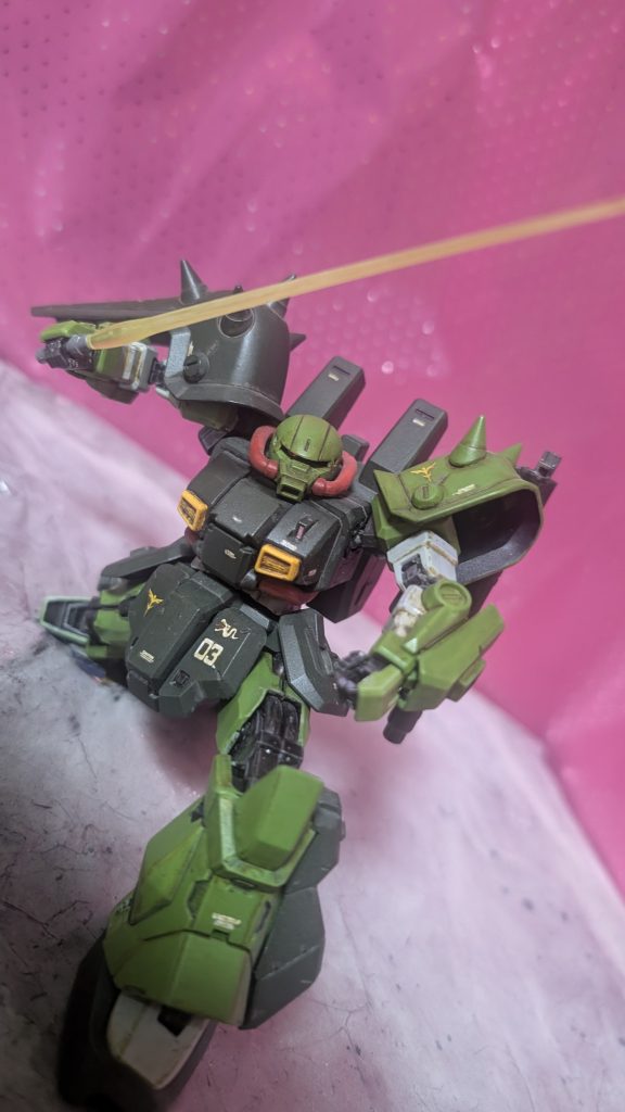 ビームサーベルはオプションセットのエールストライカーに付いているビームサーベルの柄を流用しました。ハイザックカスタムは強力なビーム兵器も搭載可能かつビーム兵器2つをドライブできる設定だったので。ビーム刃はSB13です。SB6よりも長くてカッコいいからです(笑)