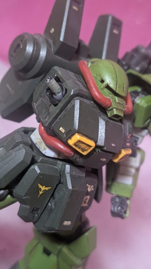 改造点①今回のハイザックカスタムは肩関節にイエローサブマリンの「関節技ボールジョイント」を仕込んでおります。このボールジョイントに交換することで怒り肩にすることが出来ます。なお、モノアイは最近お馴染みのDAISOで売っていたスマホ用デコシールだったりします。