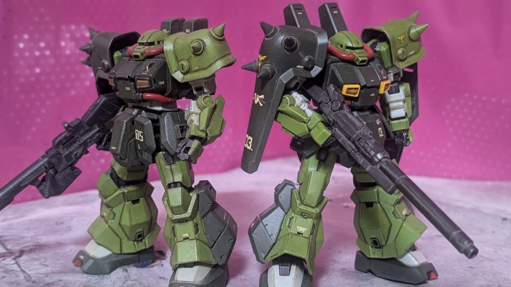 以前製作したホビーハイザック改造ハイザックカスタム(写真左)と今回のHGハイザックカスタム(写真右)微妙に違います(笑)