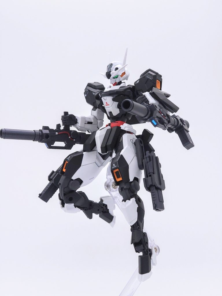 バズーカバックパックに2本懸架、アームを介して保持します。