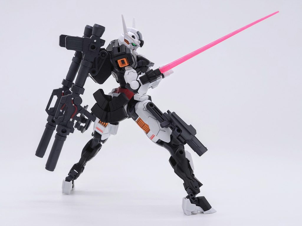 ビームサーベル右腕に発生器を装備しています。