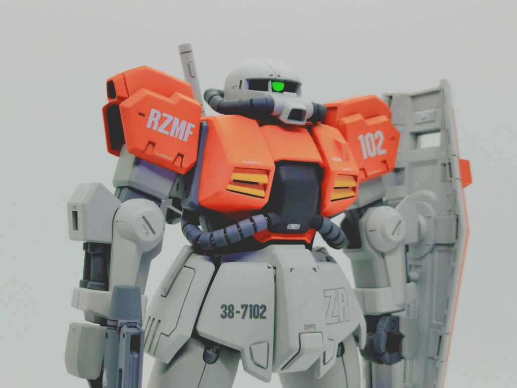 グポーン✨️REBOOT版の潰れた頭部が好みなので側頭部を切断してモノアイスリットの天地幅を詰めて目つき悪くしてみました。もう少し狭くても良かったかも…併せて主張の強いモノアイも一回り小振りのものに交換且つ連邦みを出すべく緑色に