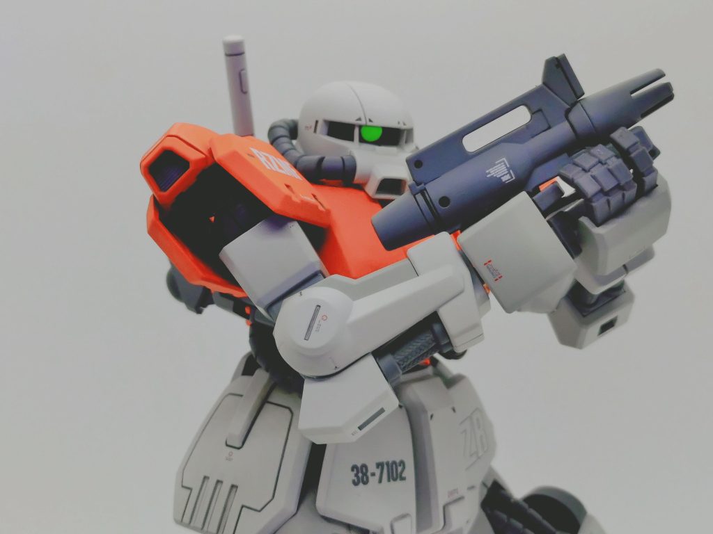 戦後ということでネモ等のグリップ付きライフルを予定してましたがハイザックの大きな拳で握らせると華奢に見えたので、より塊感の強いジム改のスプレーガンをチョイスしました