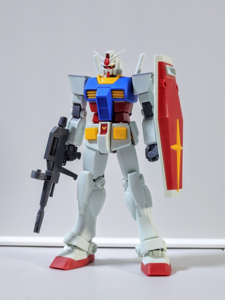 主な改修として、目つきがキツく感じたのでひさしと目回りを削って調整、ヘルメットを1mm浮かせて顔の印象を柔らかく変更。肩を小型化。胸板を削って小型化&少しなだらかなラインに。胸とお腹の隙間埋め。肘関節の隙間埋め、関節が出っ張り過ぎな印象なので削って薄く。ふくらはぎが角張ったラインなので丸いなだらかなラインに調整。膝関節のパーツを延長してふくらはぎ裏の隙間を目立たなくなるように。つま先が反っているのを丸く修正。盾の接続をネオジム磁石に変更。上記を行いました。武装、ランドセル、手首はHGUCのものを調整して使用しました。