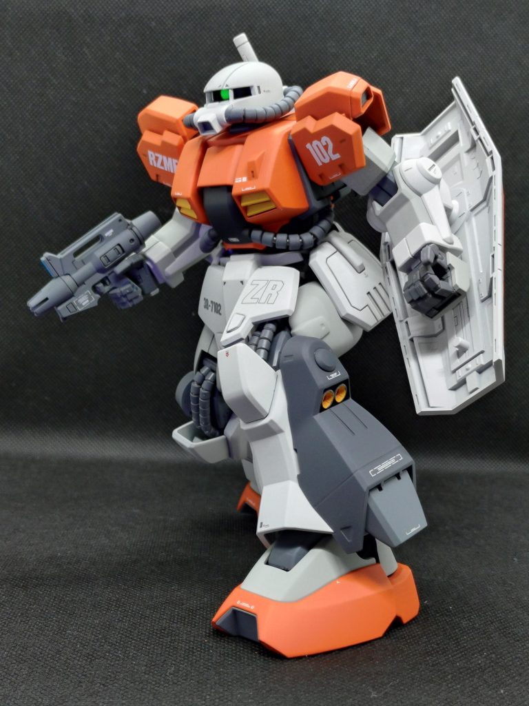 シールドは懐かしい初代MGガンダムのものを差し込んであるだけですそのうち抜け落ちそうなのでグリップは作ってあげたいですね