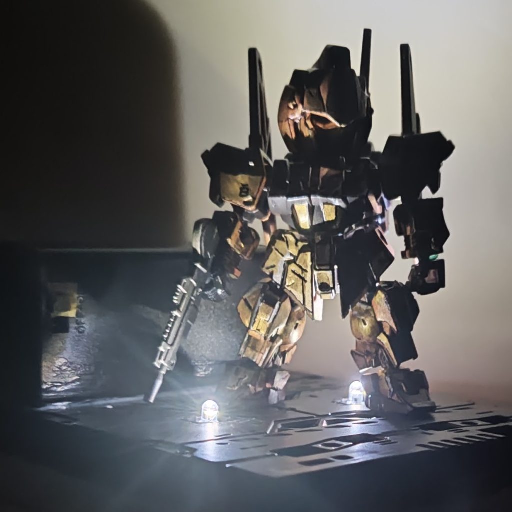 はじめは立たせるだけの構図でしたが、光に百式が溶けてしまったので、浮かせる構図に変更