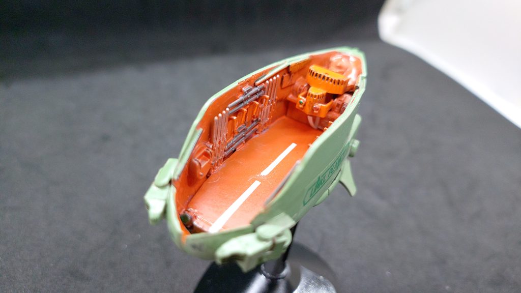 内装は艦艇プラモデルの砲塔やアンテナなどでそれっぽくしてあります。