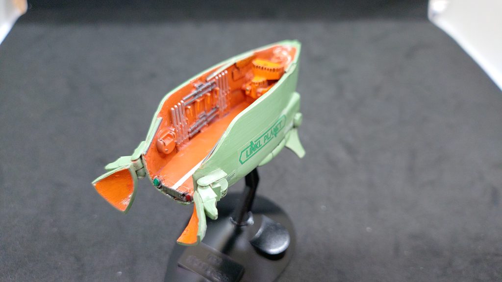 ハッチ開閉ヒンジも艦艇プラモデルのパーツを改造して作ってあります。