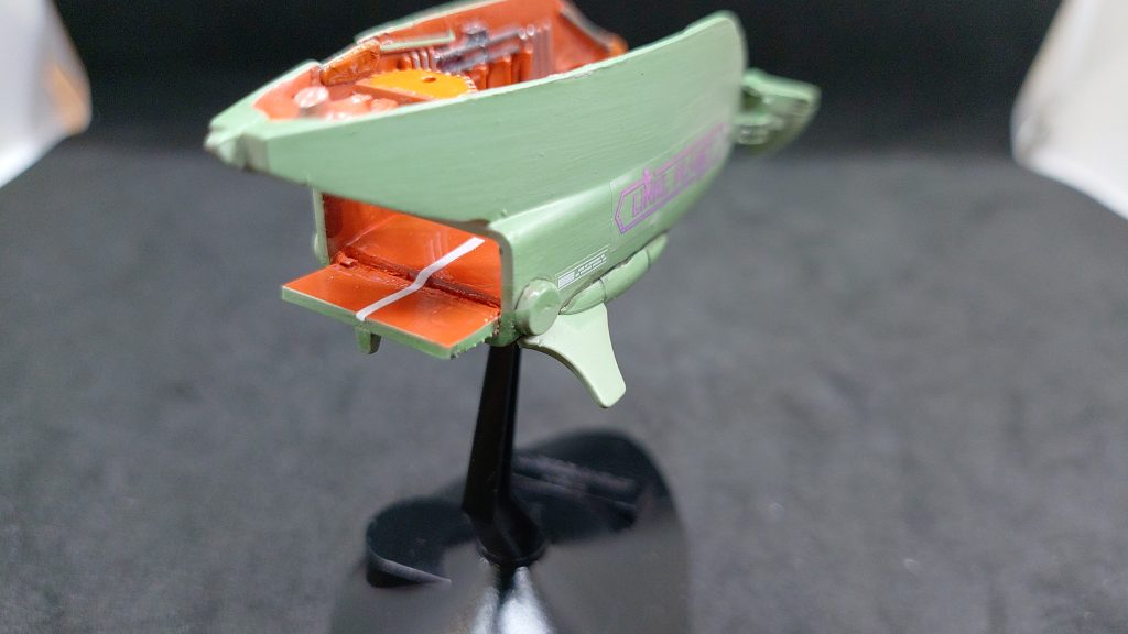 後ろのハッチも1本細い真鍮を通してあります。