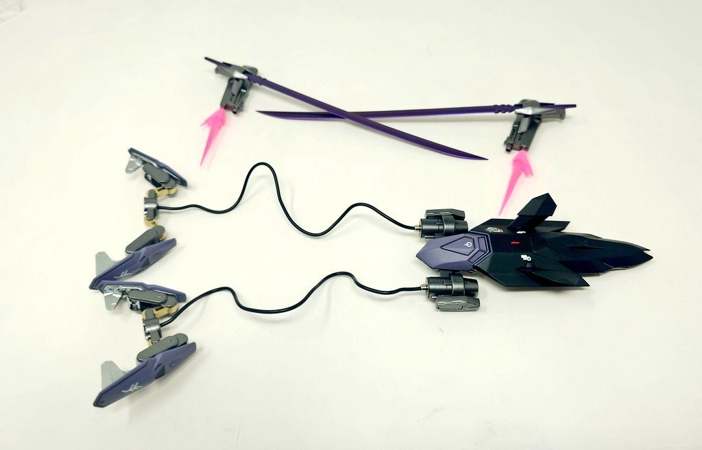 武装手持ちのソードピストルと背面のバックパックが全てです。どれも既存の物にギミックを追加してブラッシュアップされた感をプラスしてますw