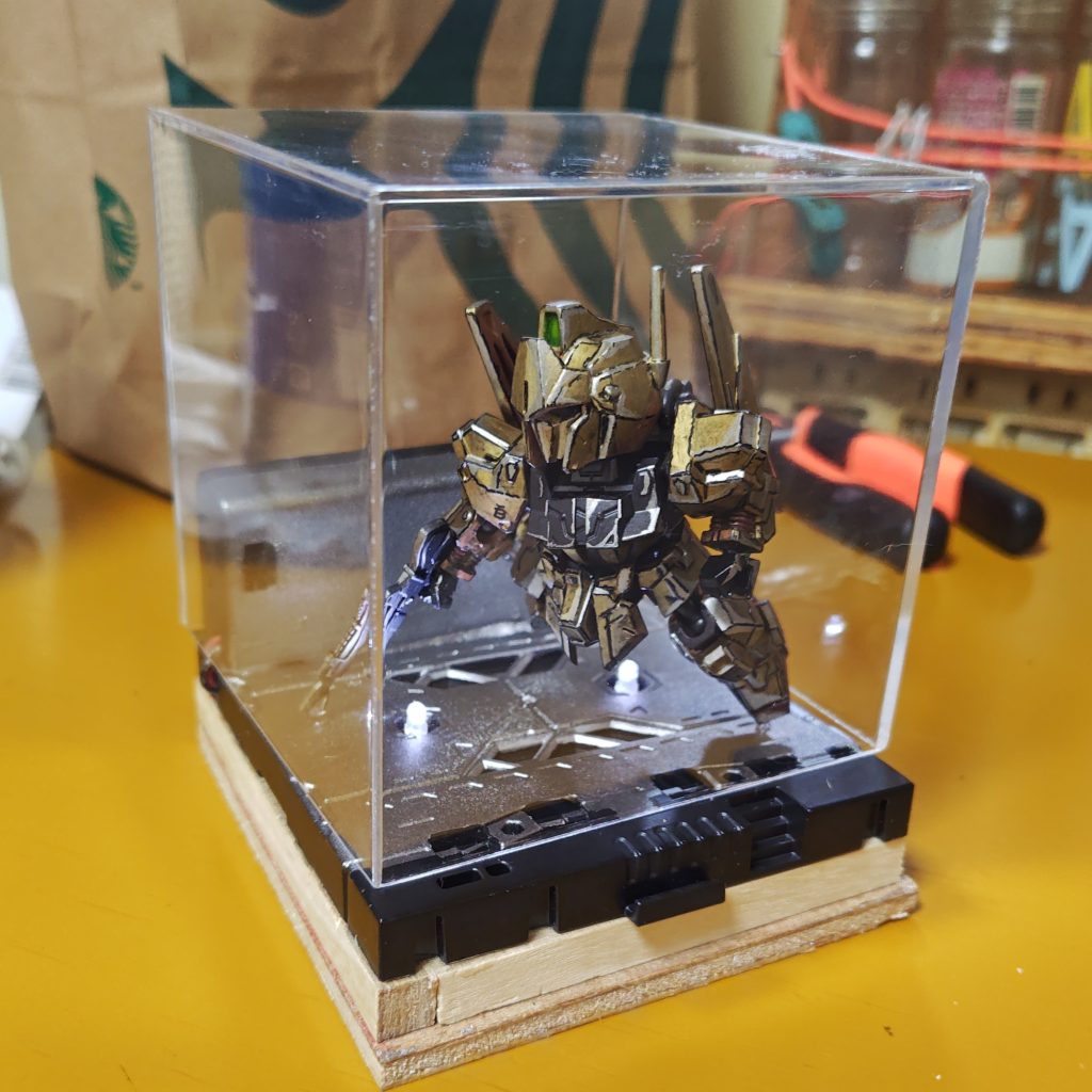 ベースにＬＥＤを付けて、コロニー内から発進するイメージにしてみました。