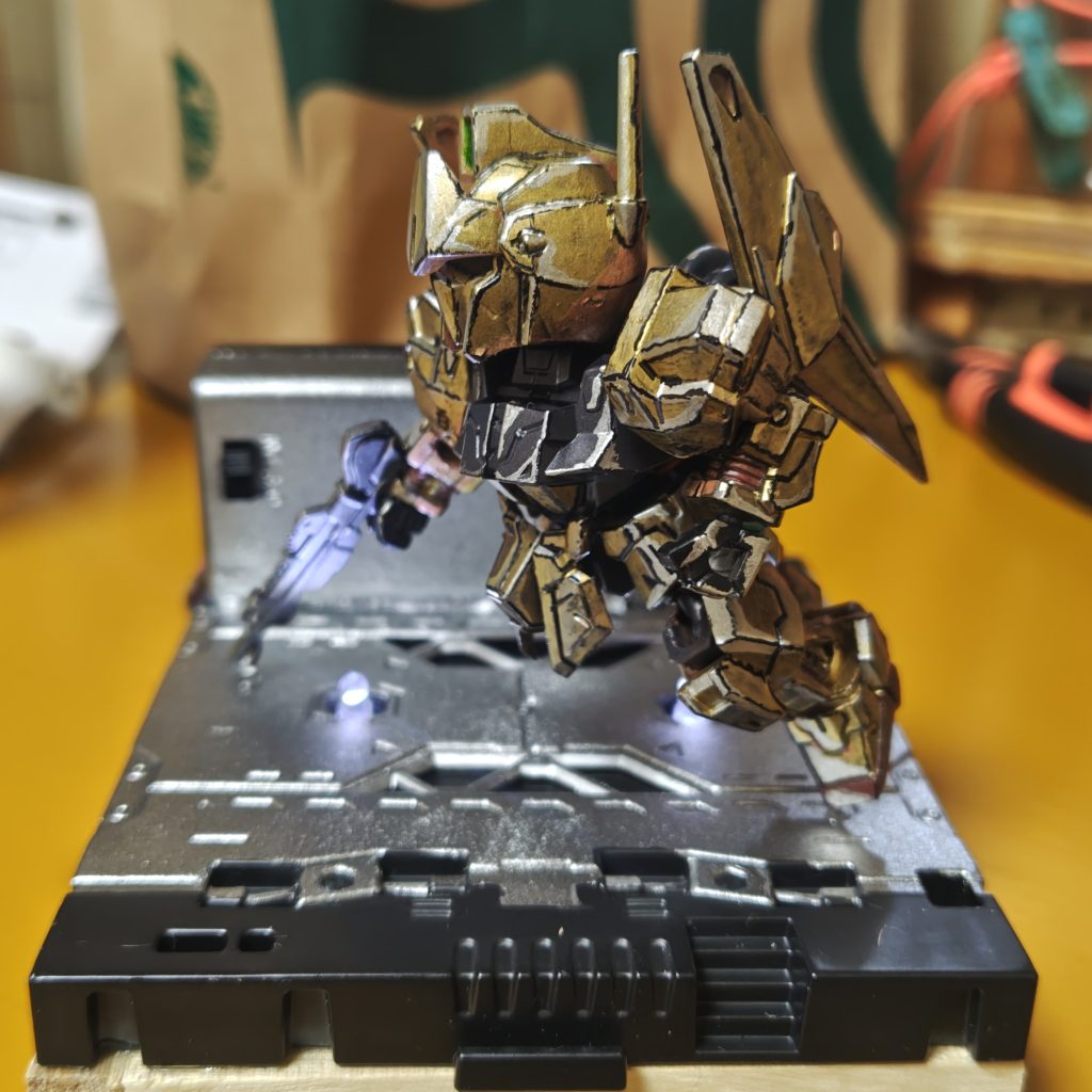 両足の爪先、ライフルの先端にレジンを固めて、機体が浮いているように小細工してます。