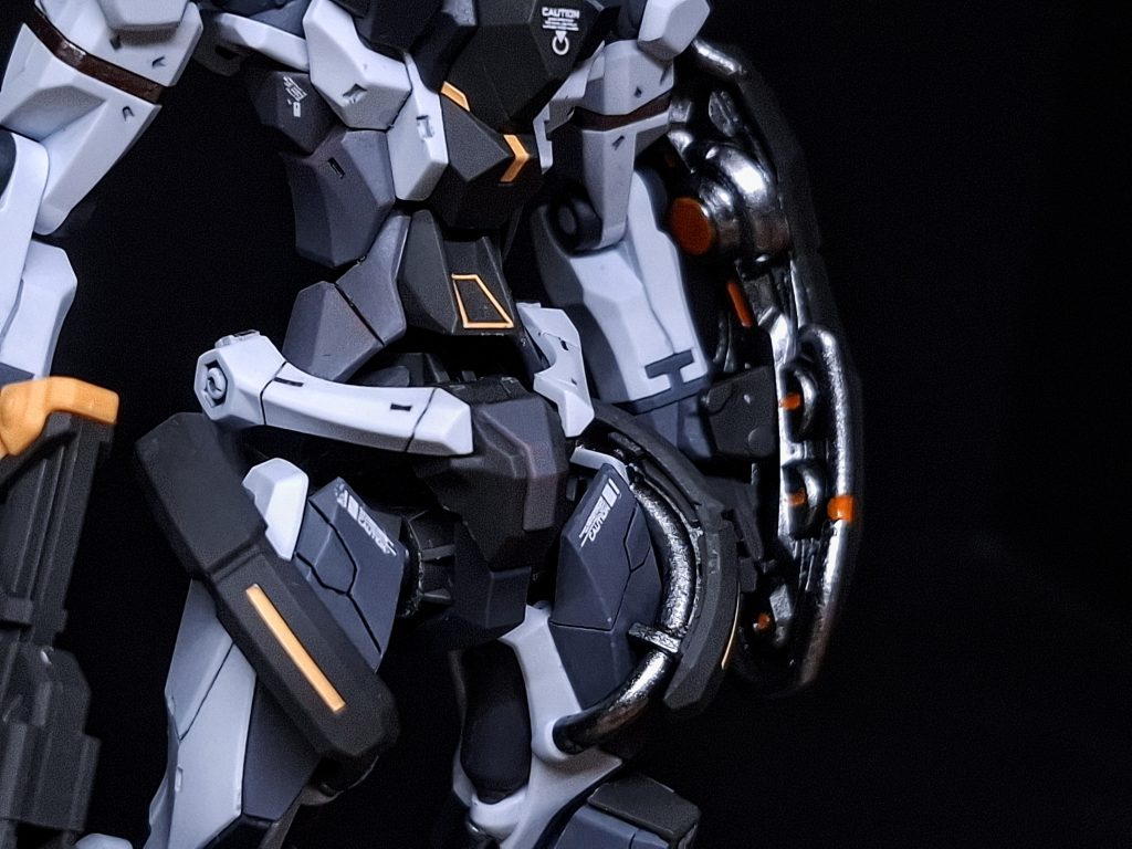 スジボリ箇所はほとんど無く、足だけだと思います。従来の宇宙世紀のモビルスーツと違いすぎて、どこをどうスジボリしたら良いかわからないまま進めました。というか元々ディテール凄いですよね~このキット。
