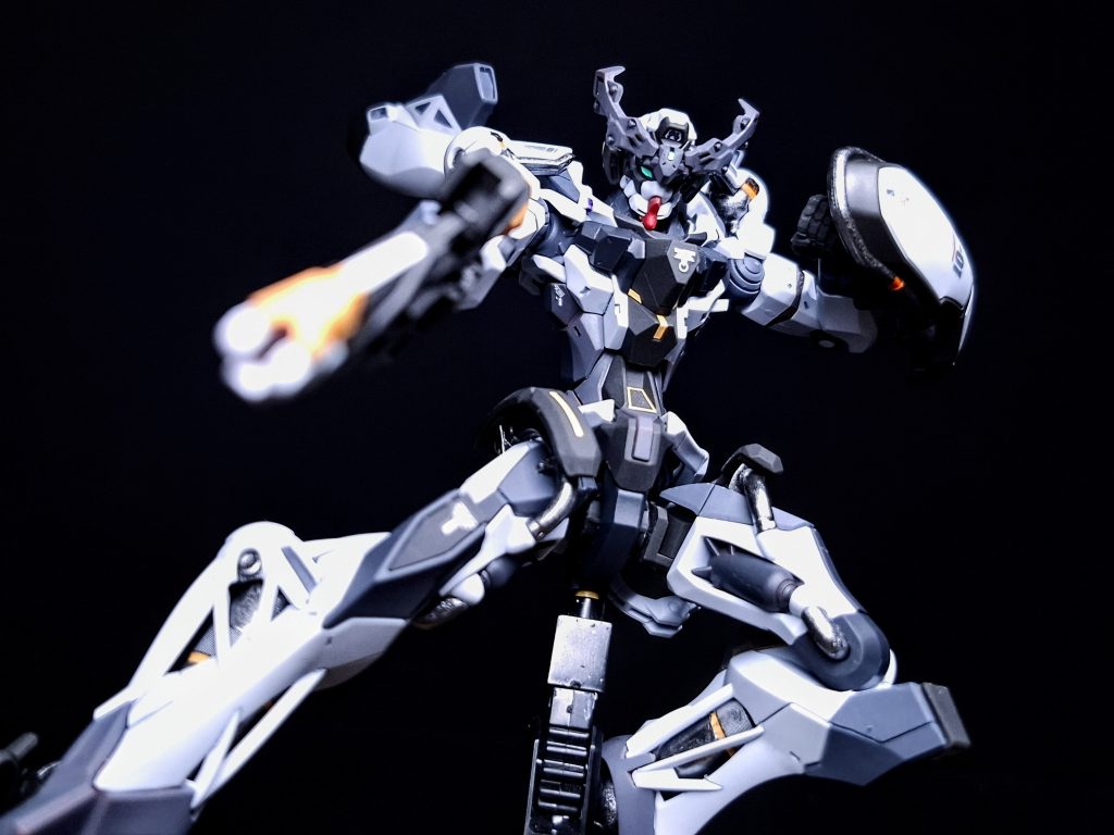 この角度の写真が個人的に好きですねッ!!!特に自分の武器を前に突き出しているポーズは何でも好きですねッ!!!!!!!!