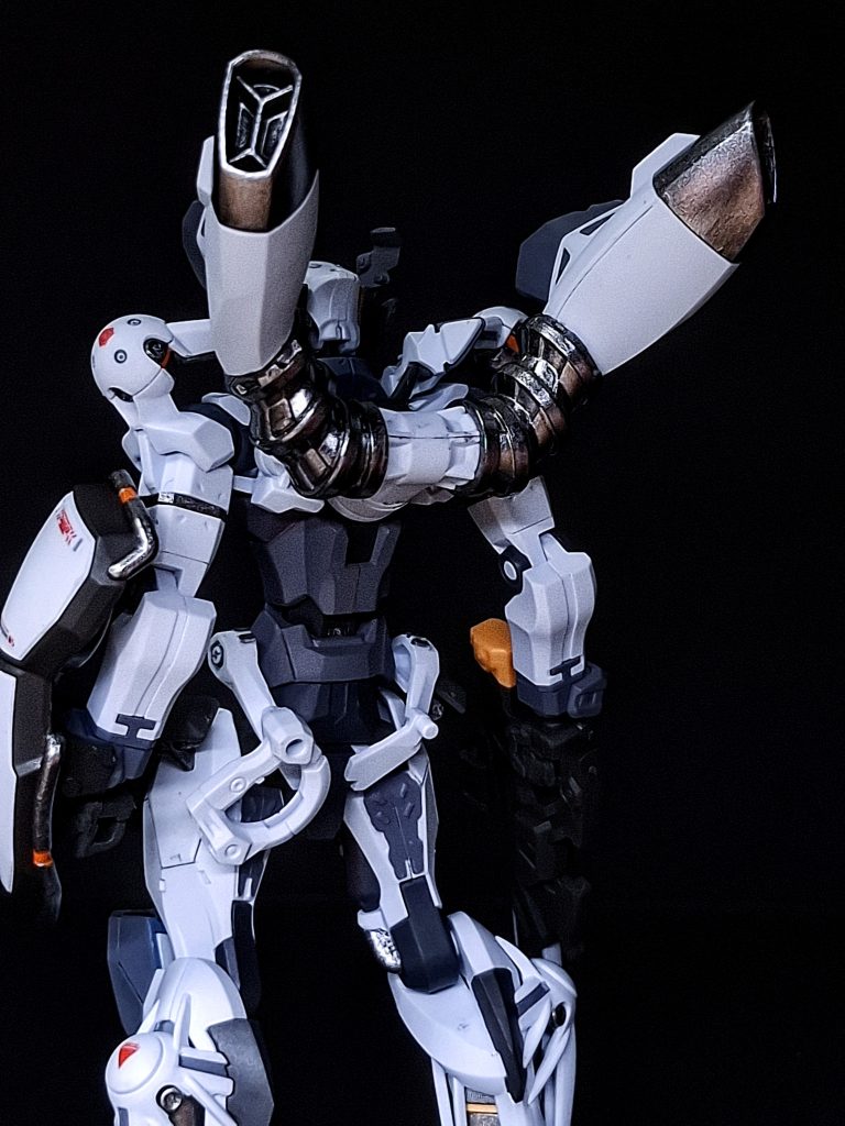自分で調色した暗めのシルバーで、フレームみたいなところは筆塗りで全部塗ってます。ジークアクスはムーバブルフレームじゃなくてセノモノミック構造?というやつらしいので面白い構造でした。確か初代ガンダムもそうでしたよね