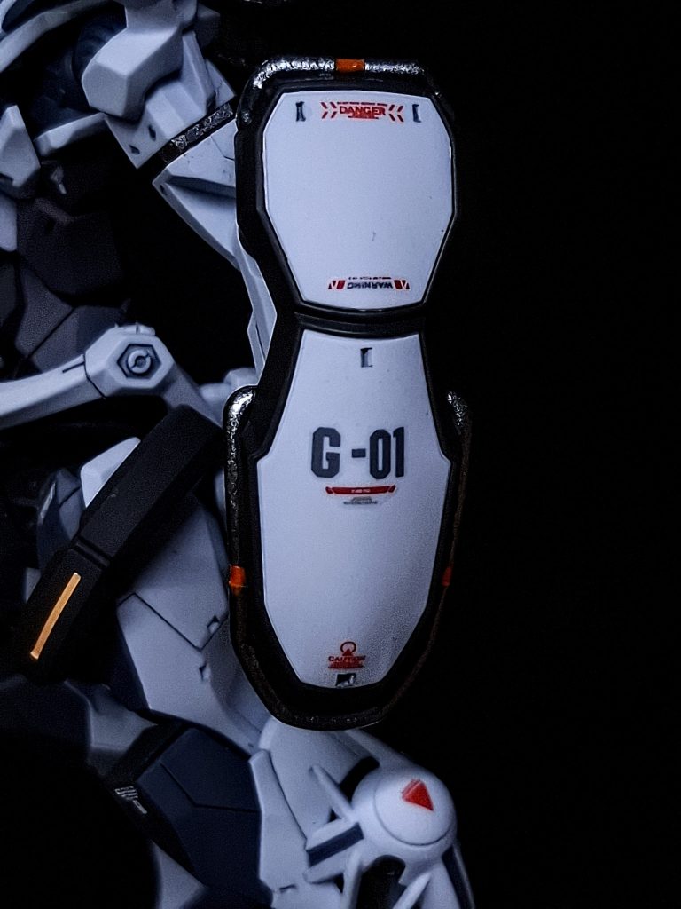 最初はジオンのエンブレムでも着けようとしましたが最新機なのでどこの所属かはっきりさせないために着けないという妄想を膨らませて、他のものを張り付けました。