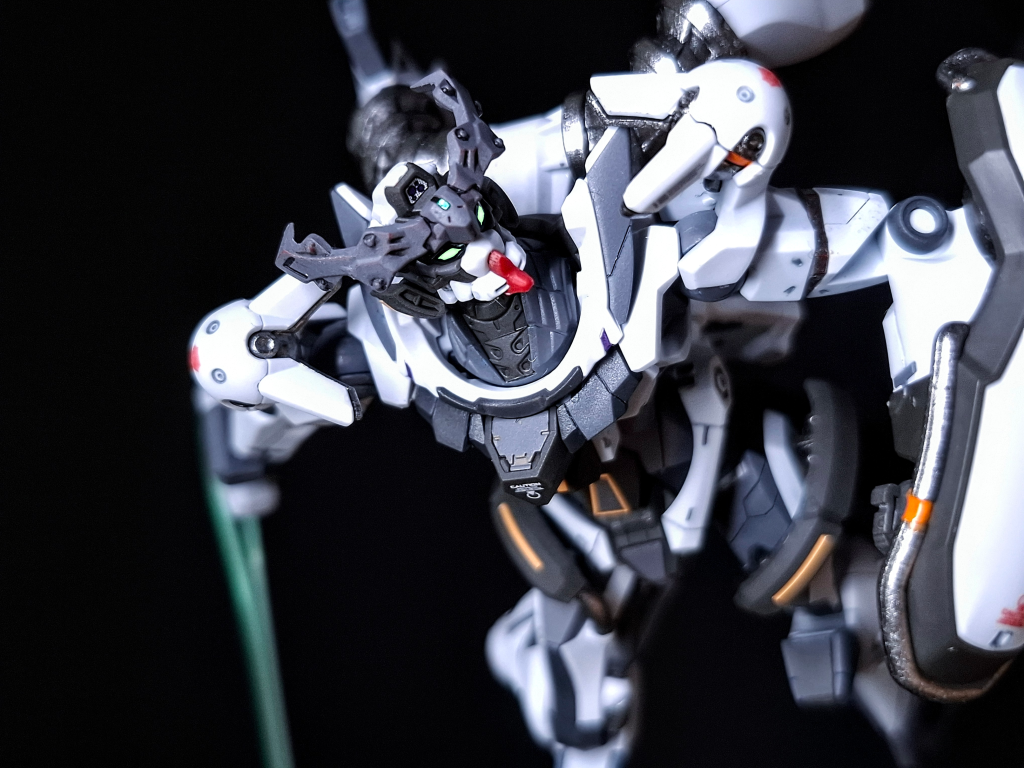 目はブルーライトで光るようにしてみましたがいいですね。眼光がとても似合う色合いです。