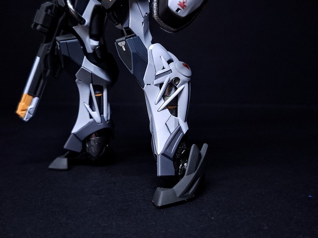 足は先ほど言ったように本当に少ししかスジボリしてません。こんな細かいキットにスジボリをしている人は本当に人間か疑いますね。絶対ニュータイプですよ。