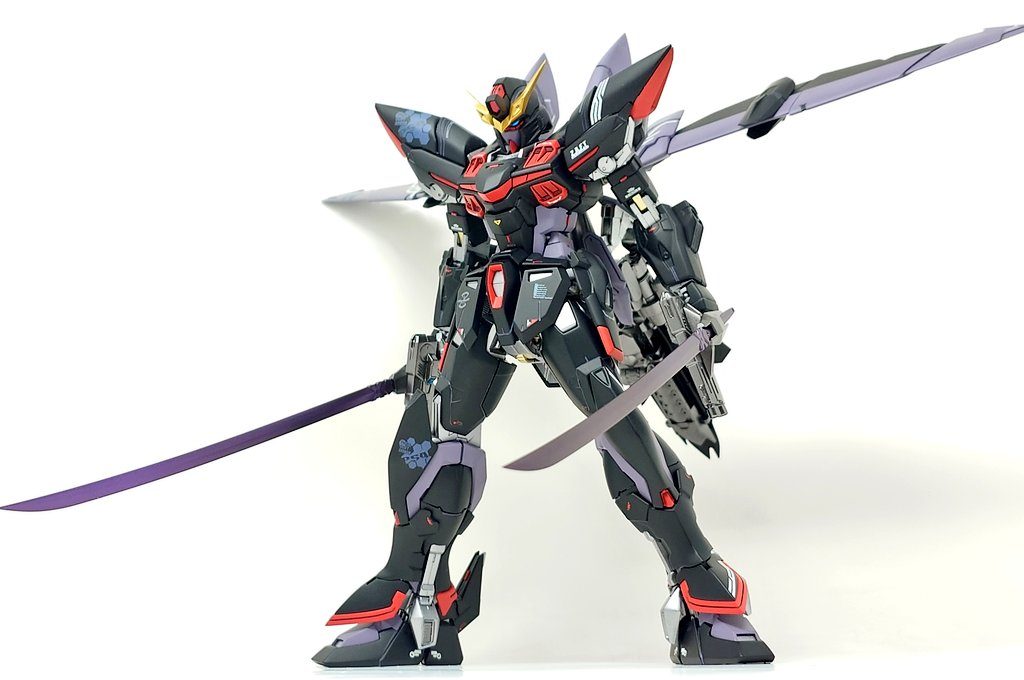 全体図①ブリッツのスタイリッシュな造形はそのままに、スラリとしたシルエットになるよう努めました!