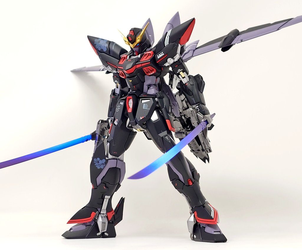 刀身には蛍光クリアを吹いてるので、ブラックライトで光りますw