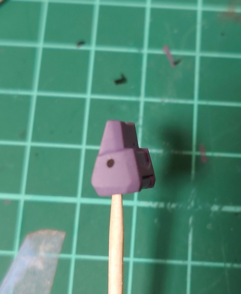 いじった所②腰ハイディテールな所申し訳ないですが、プレーンな胴体に合わせて慣らしてパテで埋めて、腰もプレーンにし、削り込んでよりスリムに。