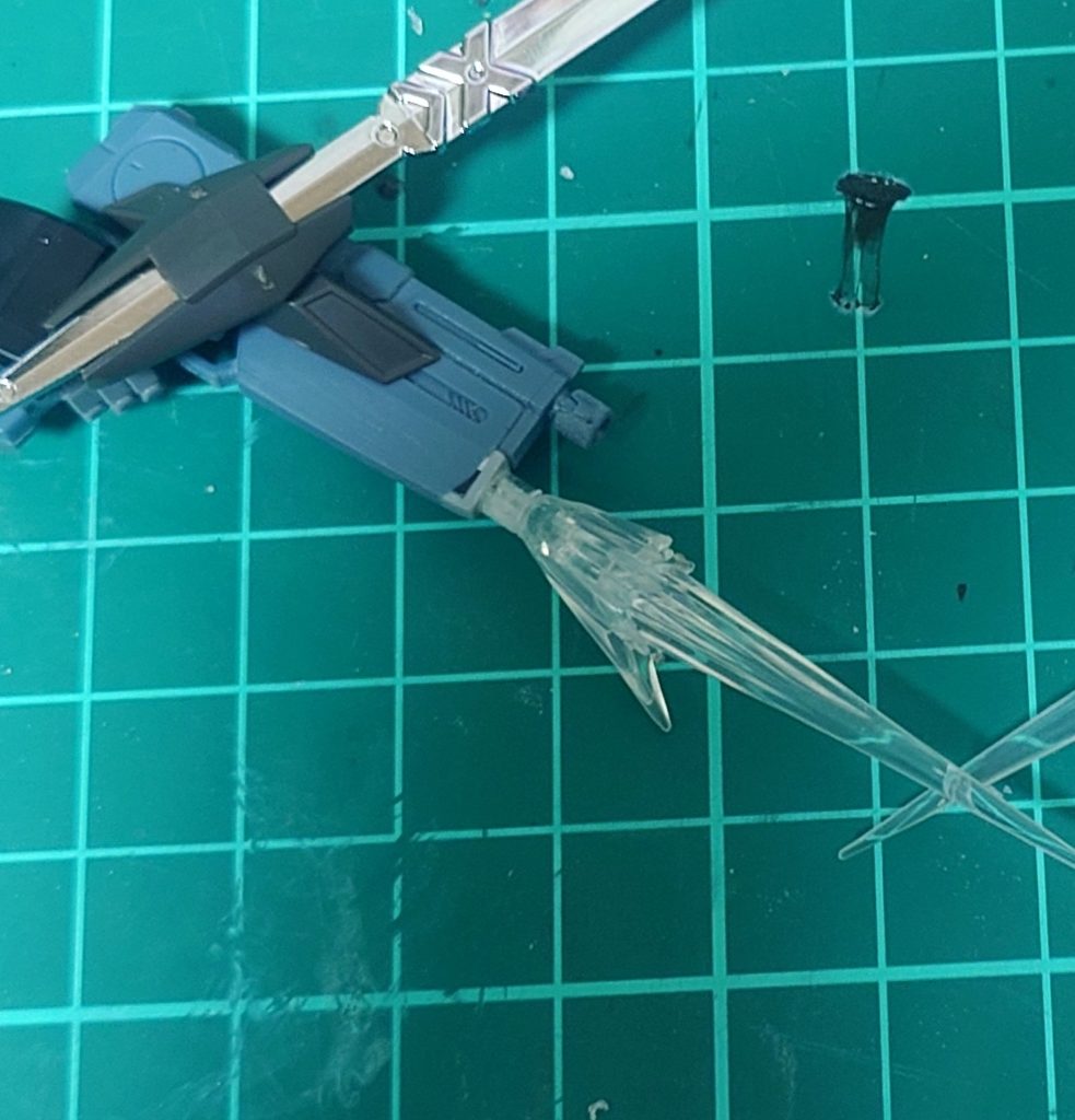 いじった所③ソードピストルソードピストルはトールストライクガンダムグリッターみたく銃口下にビームサーベル系の武装を付ける構想はあって、でも刀よりは目立って欲しくないって意味合いで小さいけど存在感のあるスパイクに。プラ板、パテ、プラパイプを使って銃身下部をメインにセミスクラッチ?してますw