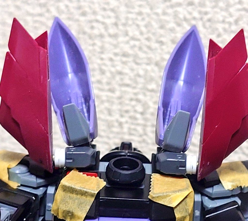 いじった所⑤ウイングの接続ブリッツのスラスター基部に3ミリ穴を開け、エールストライクのビームサーベルのホルダー、ビームサーベルの先端を付けて接続してますwバックパックはそのままストライカー付けれるコネクタで接続してますw