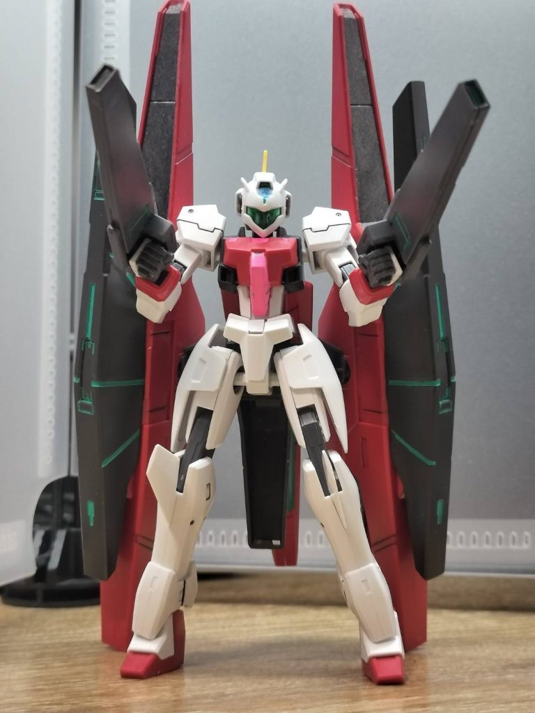 グレーのバックパックとライフルはポスカで墨入れしました。