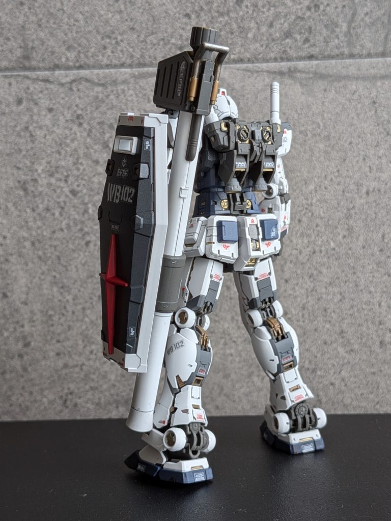 装甲の下から覗く金属部分はタッチマーカーで金属色仕上げ。目が疲れますが装甲はめたときの仕上がりが垂涎ものです。