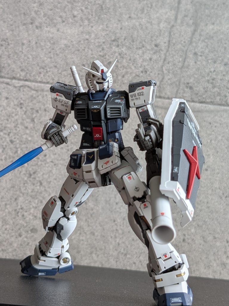 ビームサーベルは別キットから拝借してブルーカラーに。バズーカを下手持ちにして肩周りがスッキリ見えるようにディスプレイしてみました。