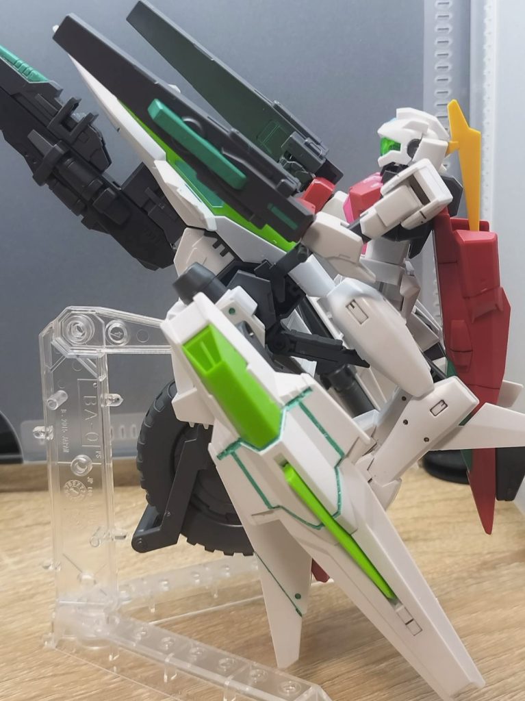 下半身を180度回転させてます。膝から延びてる刃が干渉してそのままでは乗れないからです⋯