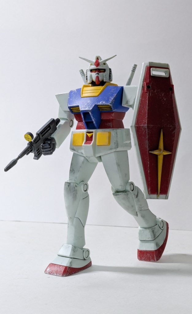 一部小加工のみです。（アンテナ・シールドの覗き穴開口）塗装は目の周りとビームライフルのスコープのみ。後はスミ入れとトップコート。 汚しは昔を懐かしんで、シルバーのドライブラシのみ。