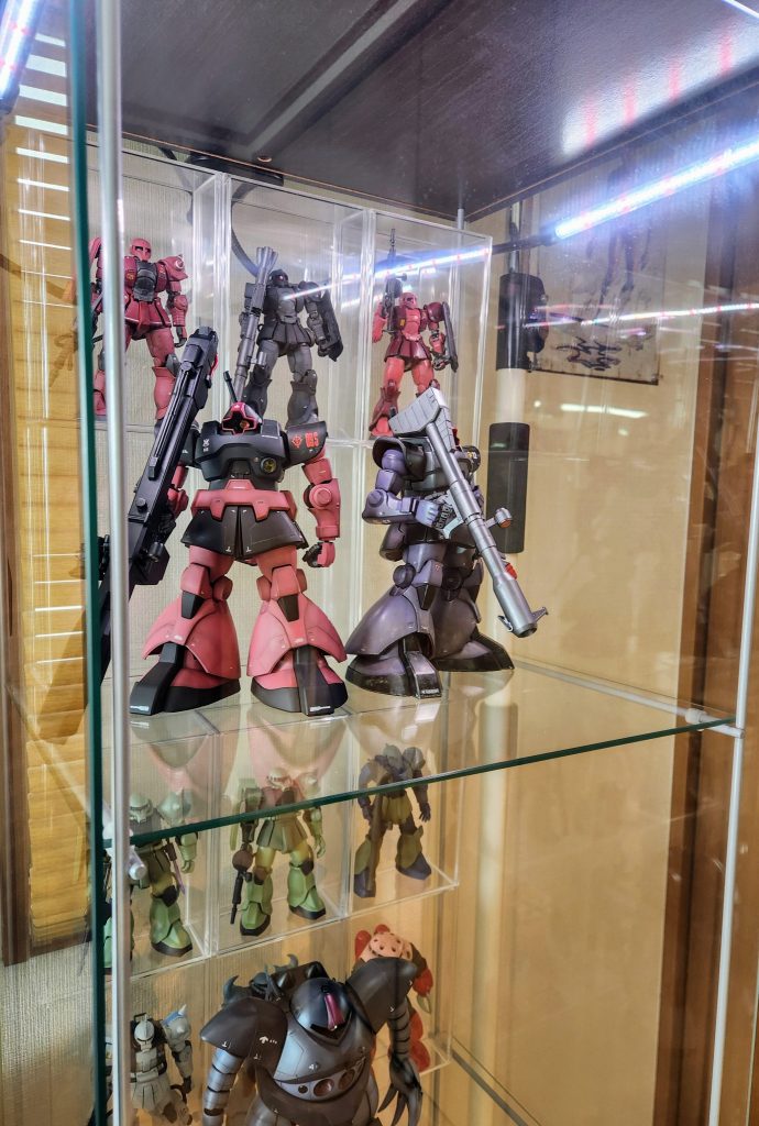 作品名：ガンプラ置き場確保！<p>昨日赤いガンダム発売日で買いに行った帰りに見かけて、衝動的にケースを買いました。設置に結構部屋の作業机とか塗装ブース配置替えたりと、時間かかってやっと満足しました。４段あるので暫くガンプラ置き場は大丈夫そうでご機嫌です♪</p>