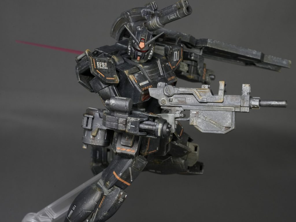 黒系メタリックにがっつりウェザリングするとどうなるか知りたかったんですよ。黒い機体色にあわせ、チッピングや墨入れはシルバーで行ってます。ぶっちゃけ量産前の開発機がこんなに汚れるような運用をされるとは思えないですが、ウェザリングはロマンです！！きっと耐久テストと称し、地球３周くらい走り込んできたんでしょう。