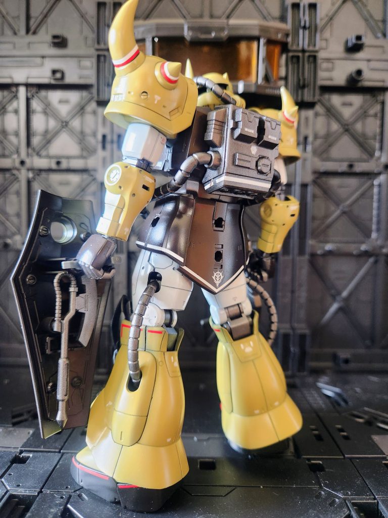 最終組み立てているときに、前日あったシールドマウント用パーツが、何故か全く見つかりませんでした。きっと妖精さんが隠してしまったのでしょう。取り敢えず別パーツのグリップを付けて保持しています。