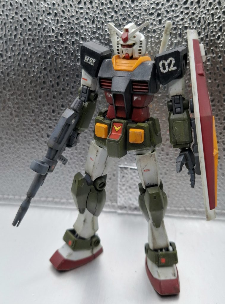 武器と関節は水性ダークグレー→すみれ色のパネル塗り。赤はシャアレッド→レッドで濃淡。イエローはオレンジっぽく。足のシリンダーはシルバー二色でつや出し。