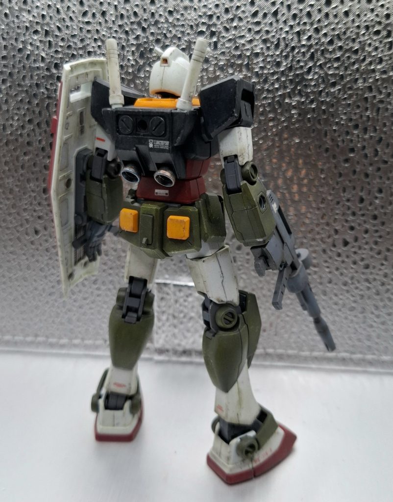 チッピングはクレオスドライブラシ筆でかすり塗りして薄液綿棒で調整。濃淡はウェザリングマスターで調整してあります。