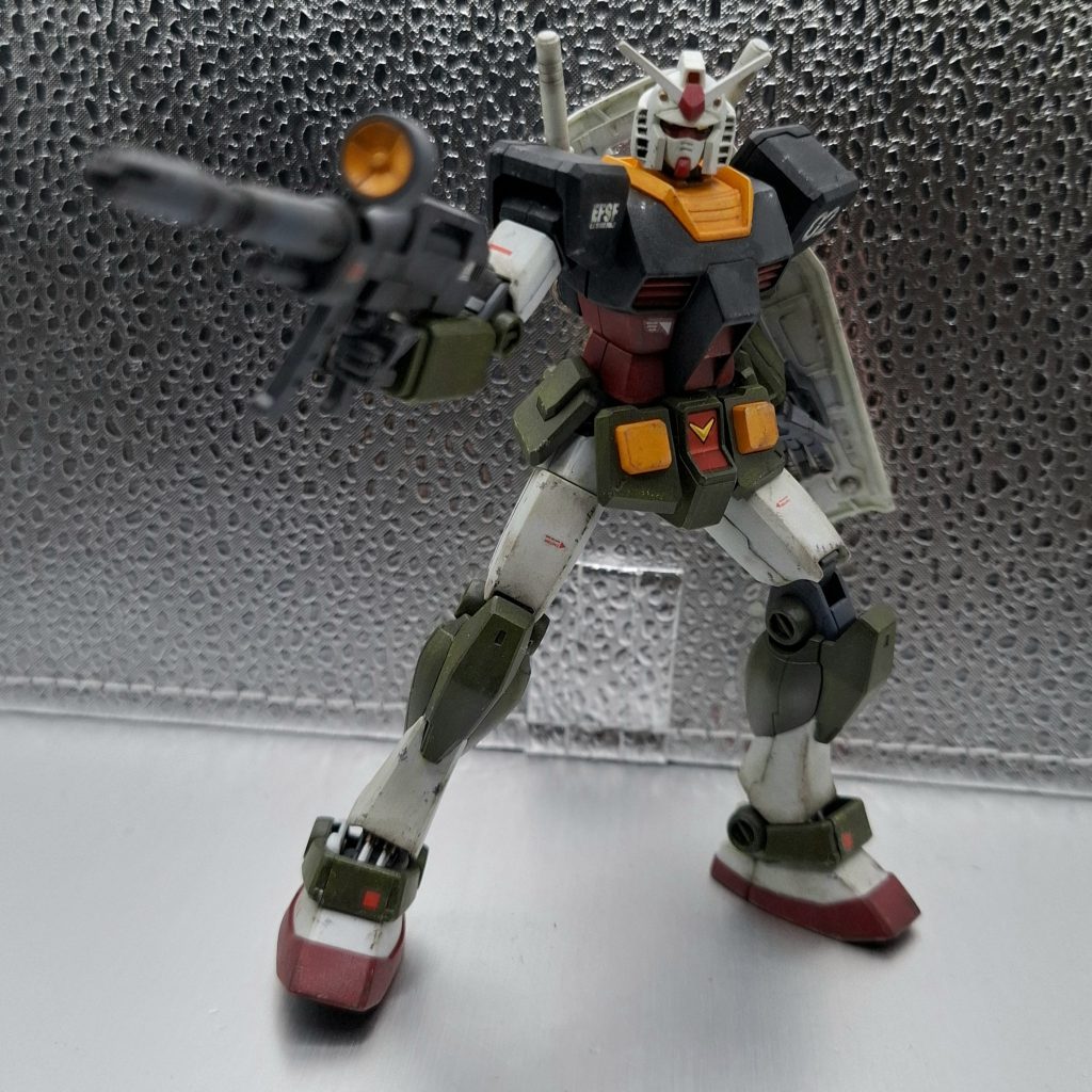 HGリバイブガンダムをリアルタイプカラーに筆塗り。白はエアリアルホワイト。頭部はホワイトで少し差別化しました。