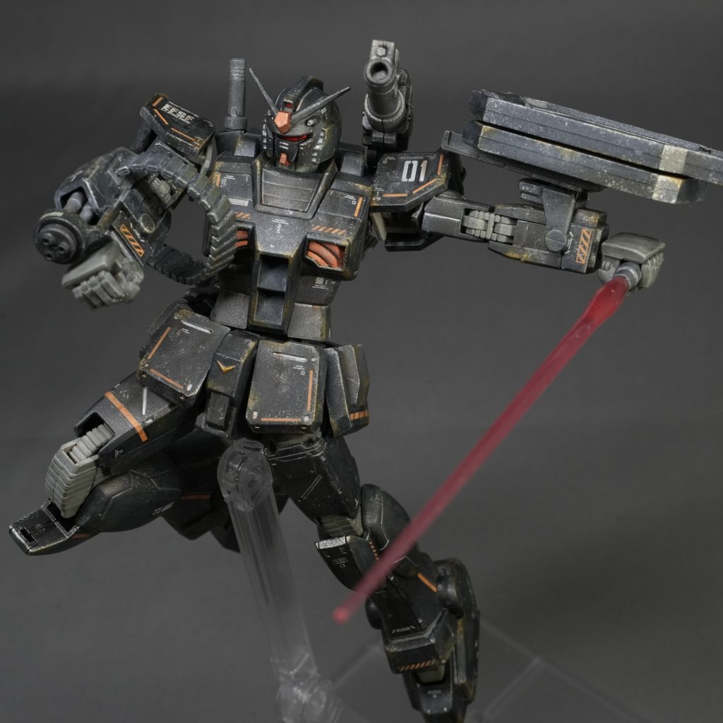 しかしこの腕ガトリング＋給弾ベルトがカッコイイ！！ベルトは軟質樹脂で動きますが、邪魔な時は外して、マガジンに交換することも出来ます。ツインアイはクリアレッドのバイザーで覆われてて、改造機の雰囲気満点！