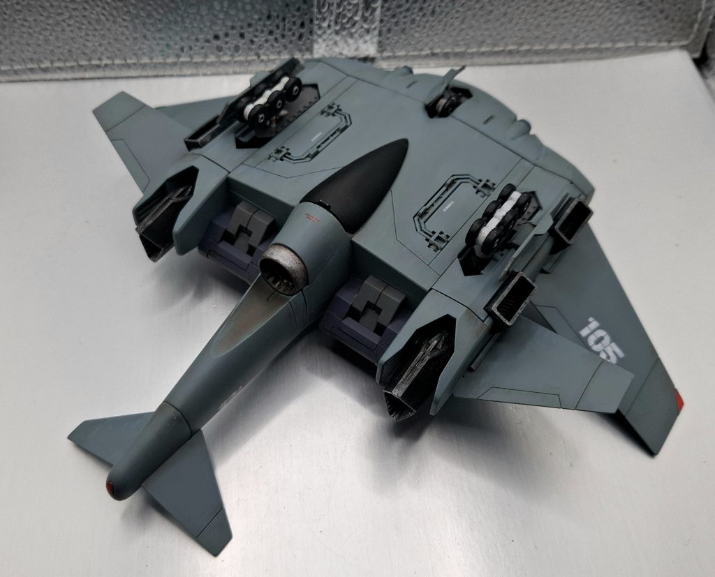 ギアは黒サフからエアリアルホワイト→ホワイト。一部スカイで塗装。ワンポイントで赤ラインをフリーハンド。シリンダーはシルバーで。下部ドームは疑似コクピット風に黒で塗装。 全て筆塗り。