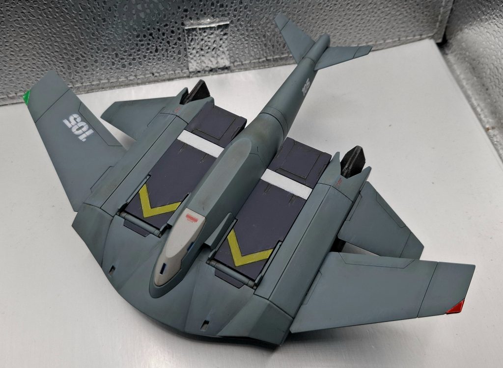 ナンバーデカールは縁をぼかしてペイント塗装風に色鉛筆で薄く水垢風の表現